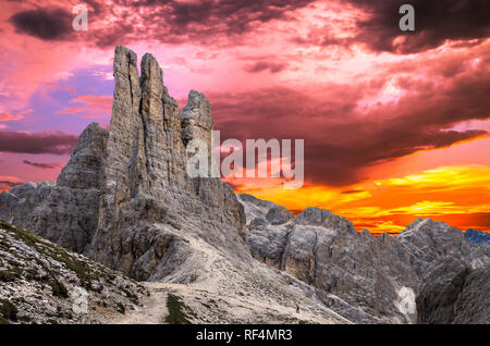 Sonnenuntergang über Torri di Vajolet in Rosengarten Rosengarten massiv. Schöne Aussicht in den Dolomiten, Südtirol, Südtirol, Italien Stockfoto