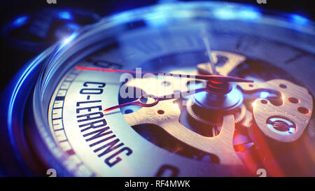 Co-Learning-Text auf Vintage Pocket Watch. 3D-Render. Stockfoto