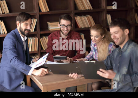 Unternehmer diskutieren mit Creative Business Team mit neuen Ideen Stockfoto