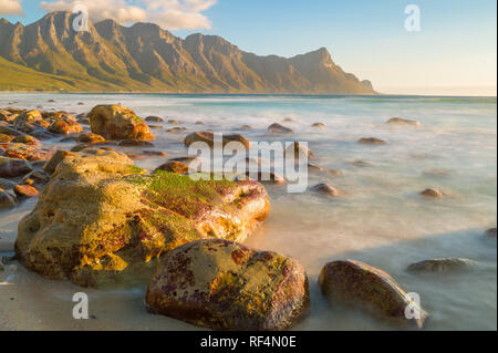 Kogel Bay liegt im Indischen Ozean zwischen Gordon's Bay und Rooi Els und verfügt über Kilometer von Unbebauten Sandstrand inmitten von Bergen und Fynbos Stockfoto