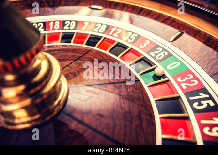 Roulette im Casino mit Ball auf grün Position Null. Stockfoto