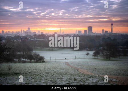 Frost deckt Primrose Hill in London bei Sonnenaufgang. Stockfoto