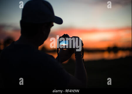 Das Okavango Delta, Botswana, Funktionen firey Sonnenuntergänge als Kulisse für Sonnenuntergänge und einen unwiderstehlichen Ziel für Fotografen. Stockfoto