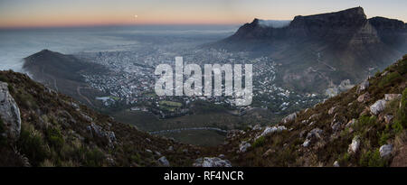 Wandern auf dem Lion's Head für einen Blick auf den Vollmond über Kapstadt, Western Cape Provinz, in Südafrika ist eine beliebte Aktivität. Stockfoto