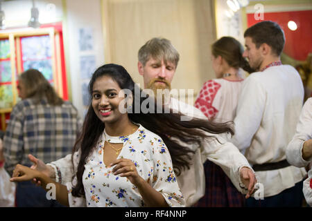 Belarus, Gomel, 24. November 2018. Wiederaufbau einer ethnischen alten Belarussischen Hochzeit. Ein Mann der Slawischen Auftritt in der Stickerei ist Tanz mit einer Indi Stockfoto