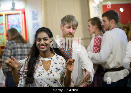 Belarus, Gomel, 24. November 2018. Wiederaufbau einer ethnischen alten Belarussischen Hochzeit. Ein Mann der Slawischen Auftritt in der Stickerei ist Tanz mit einer Indi Stockfoto