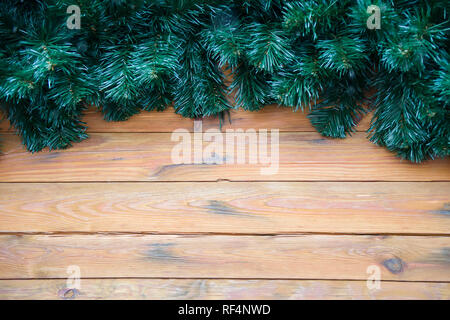 Weihnachten Holz- Hintergrund mit Weihnachtsbaum Zweige eingerichtet Stockfoto