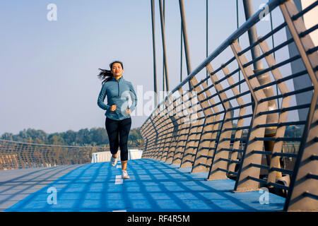 Die Frau auf der Brücke an einem sonnigen Tag aktiv gesunden Lebensstil Stockfoto