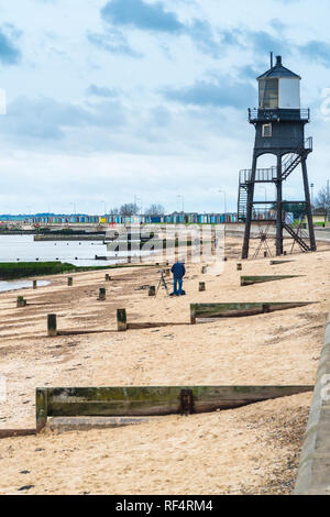 Fotograf am Strand neben viktorianische gusseiserne Leuchtturm, der 1863 errichtet wurde, Dovercourt Bay Essex England UK. Januar 2019 Stockfoto