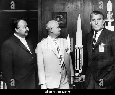 J.f.g. grosser, Helmut Fischer und Wernher magnus Maximilian Freiherr von Braun, 1965
