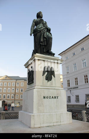 Statue von Wolfgang Amadeus Mozart in Salzburg. Stockfoto