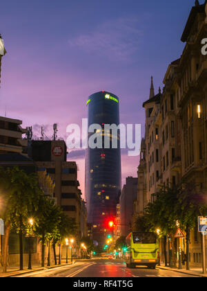 BILBAO, SPANIEN - 08. Juli: Iberdrola Turm bei Sonnenuntergang in Bilbao, Spanien am 08 Juli, 2018. Die 165 m Tower wurde 2012 eingeweiht und ist die höchste buildi Stockfoto