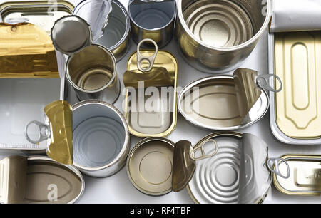 Blechdose, isoliert auf weiss Stockfoto