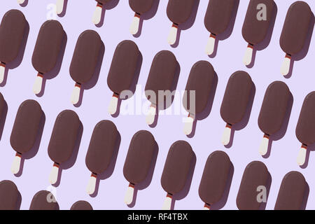 Eis Eis am Stiel in einer Reihe über lila Hintergrund organisiert Stockfoto