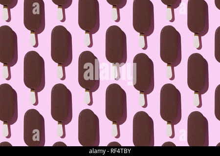 Eis Eis am Stiel in einer Reihe über rosa Hintergrund organisiert Stockfoto