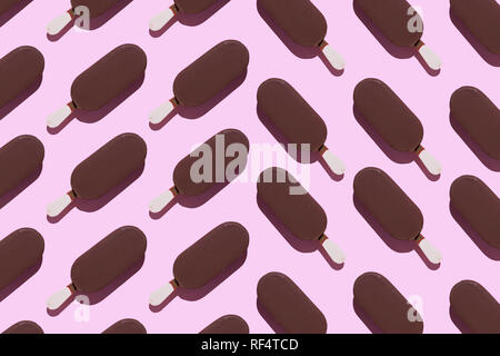 Eis Eis am Stiel in einer Reihe über rosa Hintergrund organisiert Stockfoto