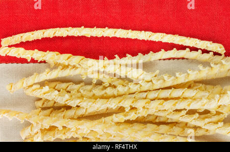 Eine Gruppe italienischer Pasta namens busiate auf eine farbige Tischdecke, verdrehen Stränge der sizilianische Pasta Stockfoto