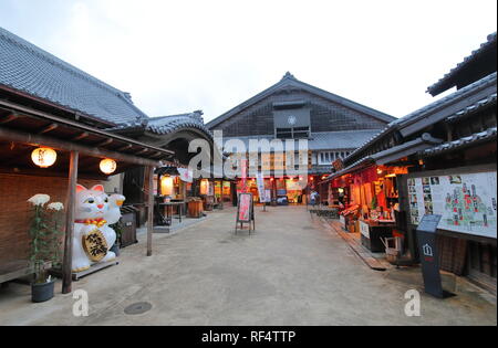 Menschen besuchen Okage Yokocho Einkaufsstraße in der Nähe von Ise-Jingu Schrein von Ise Japan. Stockfoto