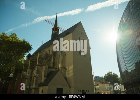 Köln, Deutschland - 20. Oktober 2019: Deutschland traditionelle bunte Häuser in der Nähe von Sankt Martin&#39;s Kirche und Kirche mit einem Vertrag Stockfoto