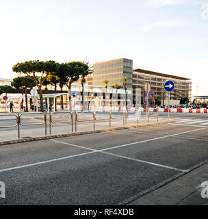 Barcelona, Spanien - 11.11.2017: Breite Bild von internationalen Flughafen Barcelona El Prat Terminal mit Parkplatz in der Nähe Gebäude Stockfoto