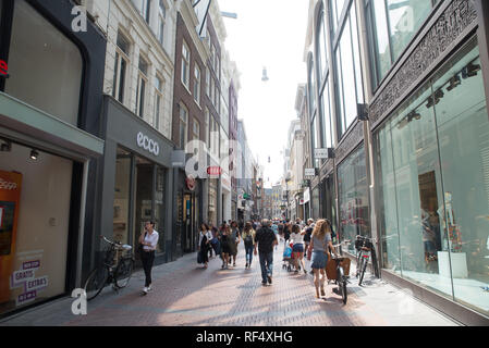 Amsterdam, Niederlande, 18. Oktober 2018 - Eine lebendige Straße (haarlemmerstraat) im Herzen von Amsterdam viele Leute spazieren und einkaufen Stockfoto