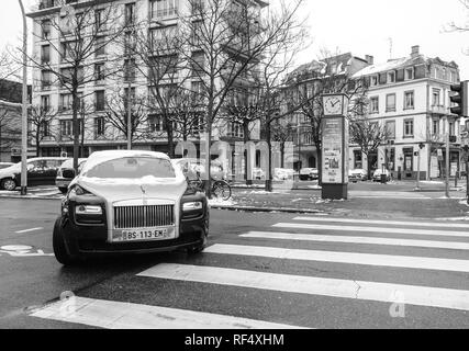 Straßburg, Frankreich - Mar 18, 2018: Neue Luxus Rolls-Royce Limousine schwarz silber Auto auf Französische Allee de la Robertsau Vorbereitung Parken an einem verschneiten Tag einzugeben - Schwarz und Weiß Stockfoto