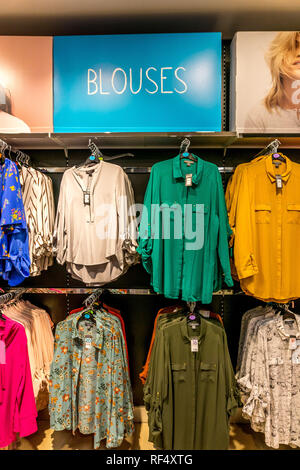 Kleidung wird in einem Kaufhaus, York, North Yorkshire, England, UK. Stockfoto