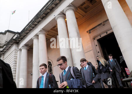 Studenten in Uniform vor dem Nationalmuseum von Wales in Cardiff City Centre, Großbritannien KATHY DEWITT Stockfoto