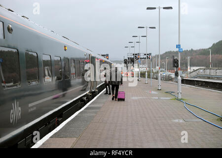 Great Western Railway GWR Klasse 800 Zug an der Swansea Bahnhof & Passagiere gehen auf Plattform in Wales UK November 2018 KATHY DEWITT Stockfoto