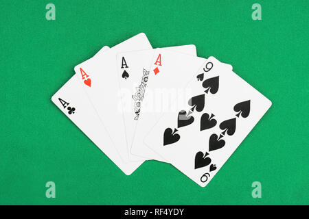 Blick von oben auf die grüne Poker Tisch mit Ausgeklappt, Karten, vier Asse und neun Stockfoto