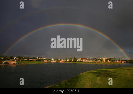 Ein Regenbogen erscheint in Phoenix, Arizona nach einem Regen Sturm. Stockfoto