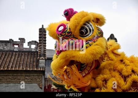 Lion Dance ist eine Form des traditionellen Tanz in der chinesischen Kultur, in der Darsteller der Bewegungen eines Löwen in ein Löwe kostüm Glück bringen nachahmen. Stockfoto