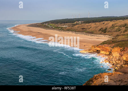 Praia do Norte in Nazaré, in Portugal, in einer ruhigen Wintertag. Stockfoto