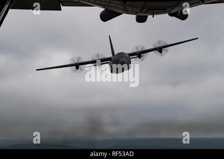 Ein Royal Danish Air Force C-130 J Hercules fliegen in Formation mit einem US Air Force MC-130 Hercules Combat Talon II aus dem 15 Special Operations Squadron, Hurlburt Field, Fl., während der Durchführung des Flugbetriebs für die Ausbildung als Teil der Übung Emerald Krieger 19 Jan. 14, 2019. Emerald Krieger bietet Jährliche realistische und relevante einsatzvorbereitenden Ausbildung umfasst mehrere gemeinsame operative Bereiche Special Operations Forces, konventionelle Kraft Enabler vorzubereiten, Partner Nationen und Interagency Elemente mit und Execute full spectrum Spezielle in einem komplexen und uncertai Operationen integrieren Stockfoto