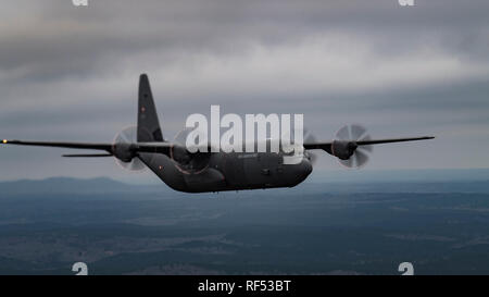 Ein US Air Force MC-130 Hercules Combat Talon II aus dem 15 Special Operations Squadron setzt sich auf die Rampe bei Hurlburt Field, Fl., vor der Durchführung des Flugbetriebs für die Ausbildung als Teil der Übung Emerald Krieger 19 Jan. 14, 2019. Emerald Krieger bietet Jährliche realistische und relevante einsatzvorbereitenden Ausbildung umfasst mehrere gemeinsame operative Bereiche Special Operations Forces, konventionelle Kraft Enabler vorzubereiten, Partner Nationen und Interagency Elemente mit und Execute full spectrum Spezielle in einem komplexen und unsicheren irregulären Krieges Sicherheit Umwelt benötigten Operationen integrieren Stockfoto