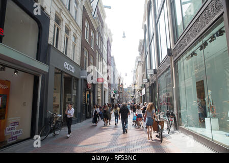 Amsterdam, Niederlande, 18. Oktober 2018 - Eine lebendige Straße (haarlemmerstraat) im Herzen von Amsterdam viele Leute spazieren und einkaufen Stockfoto