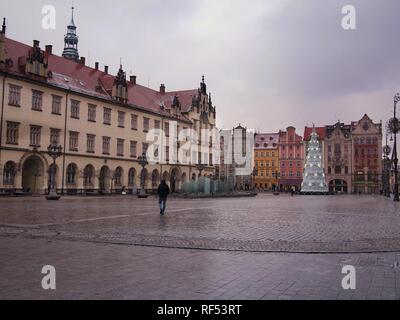 Marktplatz oder Rynek mit einem Weihnachtsbaum auf einem schneebedeckten und regnerischen Tag, Wroclaw, Polen Stockfoto