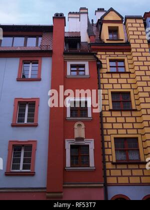 Historische und farbenfrohe Gebäude in Wroclaw, Polen. Leicht zu schneien. Stockfoto