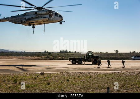 Us-Marines mit Marine schweren Helikopter Squadron 361, 3 Marine Flugzeugflügel, leiten Sie einen Hubschrauber Support Team (HST) Übung mit 1 Transport Support Battalion, 1 Marine Logistics Group in der Marine Corps Air Station Miramar, Kalifornien, Jan. 22, 2019. Das Training wurde ausgeführt, setzen eine HST und CH-53E Super Stallion ein Medium Tactical Vehicle Ersatz-Lkw für den Transport zu heben. (U.S. Marine Corps Foto von Lance Cpl. Betzabeth Y. Galvan) Stockfoto