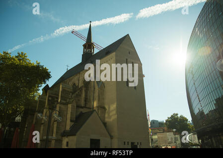Köln, Deutschland - 20. Oktober 2019: Deutschland traditionelle bunte Häuser in der Nähe von Sankt Martin&#39;s Kirche und Kirche mit einem Vertrag Stockfoto