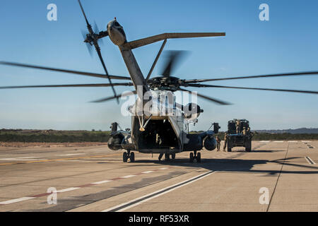 Us-Marines mit Marine schweren Helikopter Squadron 361, 3 Marine Flugzeugflügel, leiten Sie einen Hubschrauber Support Team (HST) Übung mit 1 Transport Support Battalion, 1 Marine Logistics Group in der Marine Corps Air Station Miramar, Kalifornien, Jan. 22, 2019. Das Training wurde ausgeführt, setzen eine HST und CH-53E Super Stallion ein Medium Tactical Vehicle Ersatz-Lkw für den Transport zu heben. (U.S. Marine Corps Foto von Lance Cpl. Betzabeth Y. Galvan) Stockfoto