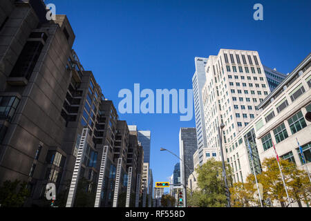 MONTREAL, KANADA - 4. NOVEMBER 2018: Business Wolkenkratzer im Stadtzentrum von Montreal, Kanada, im Zentrum des Geschäftsviertels der Stadt o genommen Stockfoto