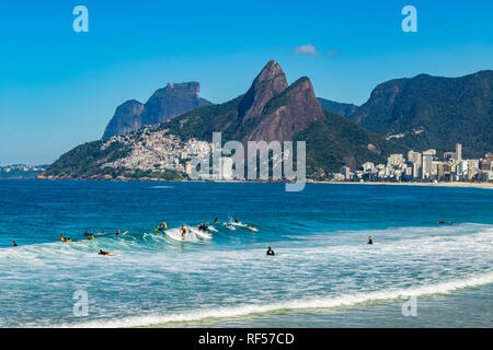 Surfer warten auf die perfekte Welle. Wunderbare Orte in der Welt für das Surfen. Stadt Rio de Janeiro, Brasilien Südamerika. Stockfoto