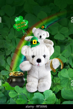 Happy St. Patrick's Day Teddybären auf dem Feld von Clover Stockfoto