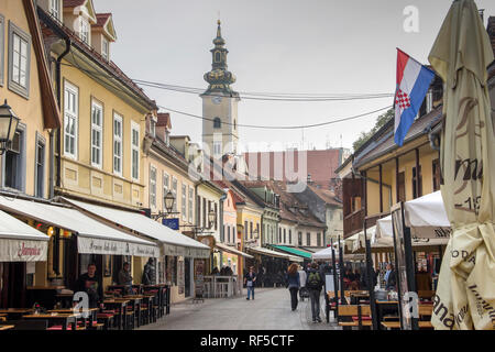 Zagreb, Kroatien, November 2018 - Blick auf die Tkalciceva Straße mit Touristen und Einheimischen besucht Kneipen und Cafes und Bars Stockfoto