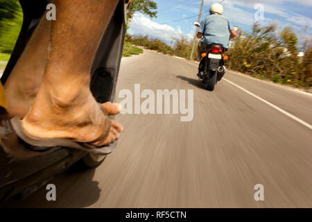 Menschen Sightseeing auf einen Roller während auf Ferien. Stockfoto