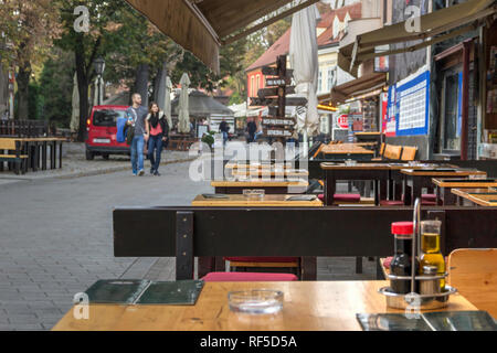 Zagreb, Kroatien, November 2018 - Tische im Freien in einem der Pubs in der Tkalciceva Straße Stockfoto