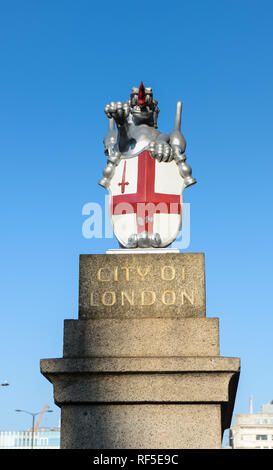 Heraldische Drachengrenze am südlichen Eingang der City of London auf der London Bridge, London, England, Großbritannien Stockfoto