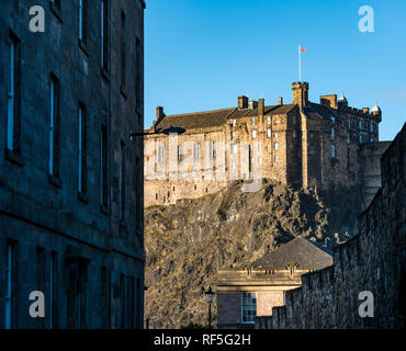 Das Edinburgh Castle im Winter Sonnenschein, mit Wohnhaus und Flodden Wand, Edinburgh, Schottland, Großbritannien Stockfoto