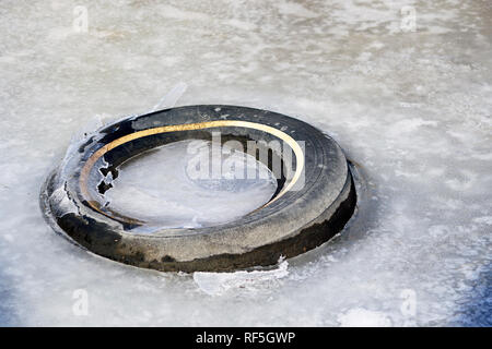 Verworfen, Reifen in eine gekühlte über Salzwiesen, DeKorte Park, Lyndhurst, NJ, USA Stockfoto